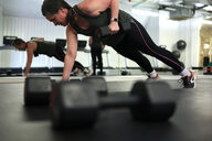 Eine Frau macht Krafttraining in einem Fitnessstudio