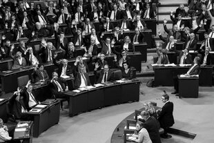 Blick in den Bundestag bei der gemeinsamen Abstimmung von AfD, FDP und CDU für eine strengere Asylpolitik