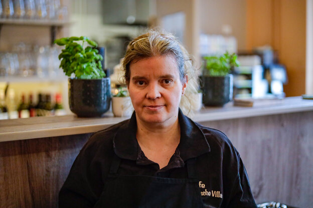 Kerstin Hallensleben im Porträt, sie arbeitet in der Küche des inklusiven Restaurants Charlotten, das von der Mosaik-Service gGmbH betrieben wird