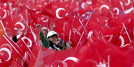 AKP-Anhänger jubeln Ministerpräsident Davutoglu zu.