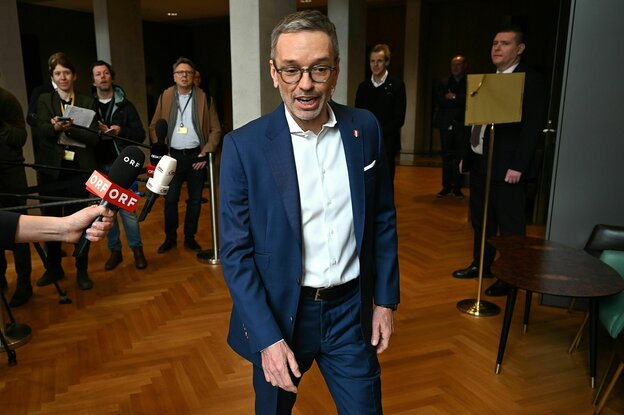 FPÖ-Chef Herbert Kickl läuft vor Beginn der Koalitionsverhandlungen zwischen FPÖ und ÖVP im Parlament in Wien durch den Raum