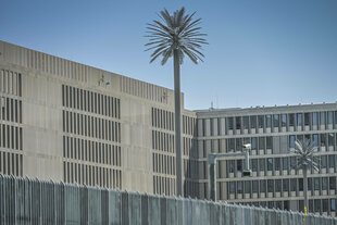 Das Gebäude des Bundesnachrichtendienstes in Berlin mit Palmenähnlichen Masten