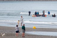 Migranten machen sich im französischen Wimereux auf den Weg nach Großbritannien