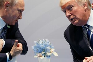 Putin und Trump, dazwischen Blumen