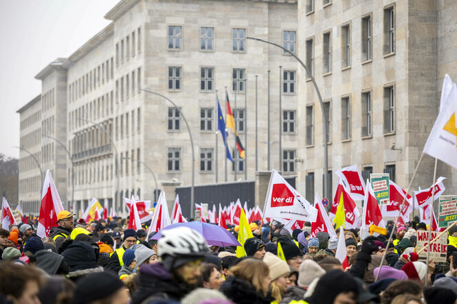 Demonstration zum Verdi-Tarifstreik am Donnerstag vor dem Bundesfinanzministerium