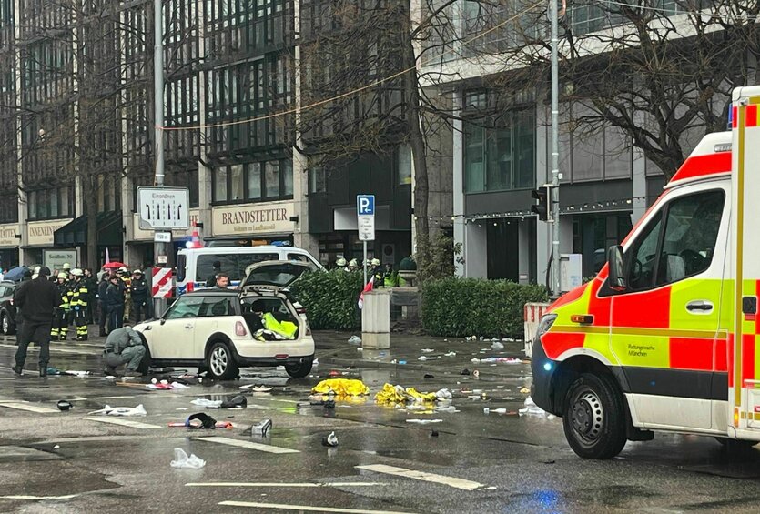 Polizisten untersuchen ein Auto in der Nähe des Einsatzortes. In der Münchner Innenstadt ist ein Fahrzeug in eine Menschengruppe gefahren.