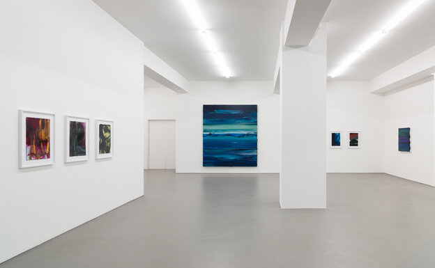 Blick in die Ausstellungsräume der Galerie Buchmann. An der Kopfwand hängt Jason Martins Gemälde 