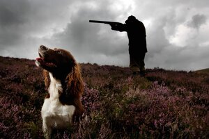 Jägerin mit Waffe im Anschlag