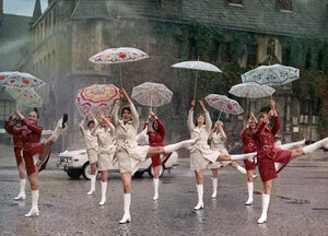 Frauen tanzen mit Regenschirmen und Regenmänteln im DDR-Musical 