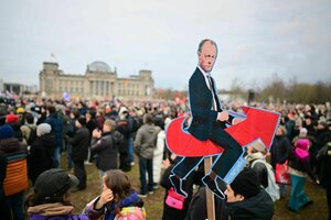 Demo gegen Rechts vor dem Bundestag: Insgesamt kamen über 160.000 Menschen, ein Demonstrierender hält eine Merz-Abbildung hoch, der einen AfD-Pfeil reitet