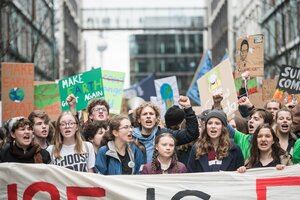 Jakob Blasel reckt die Faust inmitten von Klimaaktivisten wie Greta Thunberg und Luisa Neubauer