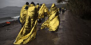 Flüchtlinge auf der griechischen Insel Lesbos. Isolierdecken sollen vor Wind und Wetter etwas Schutz bieten.