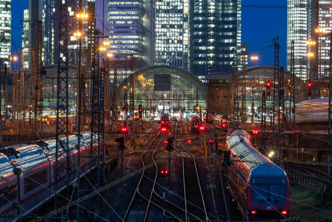 Das Rangierbett und der Signalwald des Frankfurter HBF, zwei Züge sind zu sehen, die Signale stehen auf rot.