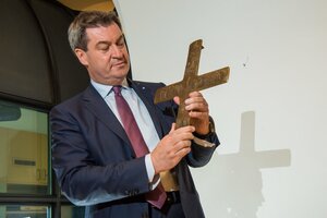 Markus Söder mit Kreuz