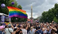 Regenbogenfahne und Demozug vor der Siegessäule