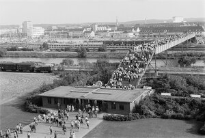 Historische Aufnahme Schichtwechsel VW Werk, Arbeiter überqueren den Mittellandkanal