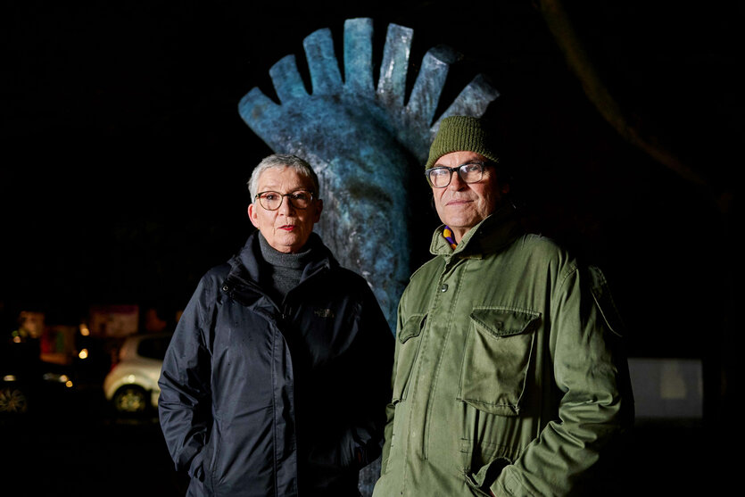 Helga Seyb und Markus Tervooren vor dem Denkmal für Burak Bektaş