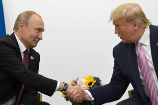 Wladimir Putin und Donald Trump geben sich die Hand