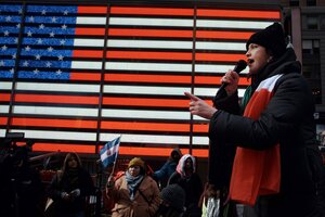 Eine Migrantin fordert auf einer Demonstration in New York ein Ende der Abschiebungen