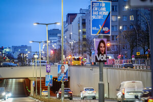 Wahlplakate der AfD mit Alice Weidel, Kanzlerkandidatin, AfD-Bundesvorsitzende und Fraktionsvorsitzende, sind am frühen Morgen vor einem Tunnel zu sehen