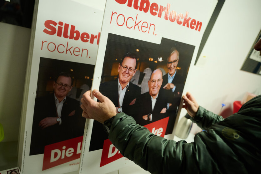 Das Foto zeigt ein Plakat mit den drei Linksparteipolitikern Bodo Ramelo, Gregor Gysi und Dietmar Bartsch.