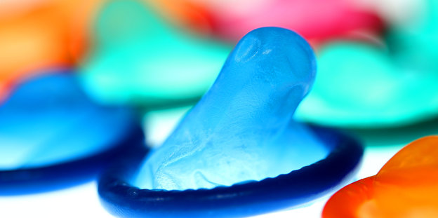 Bunte Kondome in Nahaufnahme.