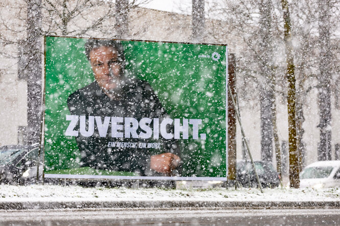 Ein Wahlplakat von Robert habeck im Schneegestöber.