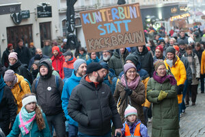 Demonstrant*innen mit einem Schild KUNTERBUNT STATT KACKBRAUN