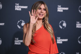 Heidi Klum winkt beim Earthshot-Preis auf den Green Point Shared Fields in Kapstadt.