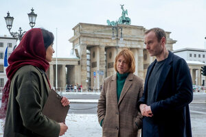 Karow (Mark Waschke) und Bonard (Corinna Harfouch, M.) treffen bei ihren Ermittlungen im 