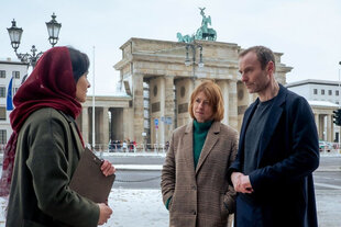 Karow (Mark Waschke) und Bonard (Corinna Harfouch, M.) treffen bei ihren Ermittlungen im "Tatort: Vier Leben" auch auf die Aktivistin Barakzay (Pegah Ferydoni)