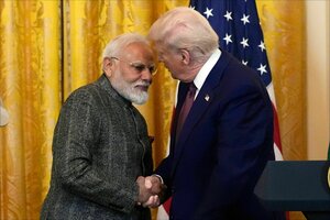 US-Präsident Donald Trump und Indiens Premierminister Narendra Modi geben sich während einer Pressekonferenz im East Room des Weißen Hauses die Hand