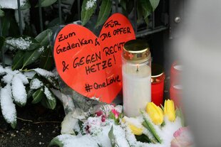 37675244.jpg Ein Herz mit der Aufschrift "Zum Gedenken & für die Opfer 6 gegen rechte Hetze! #OneLove" liegt nahe der Stelle, wo am Vortag ein Auto in in eine ver.di Demonstration gerast war