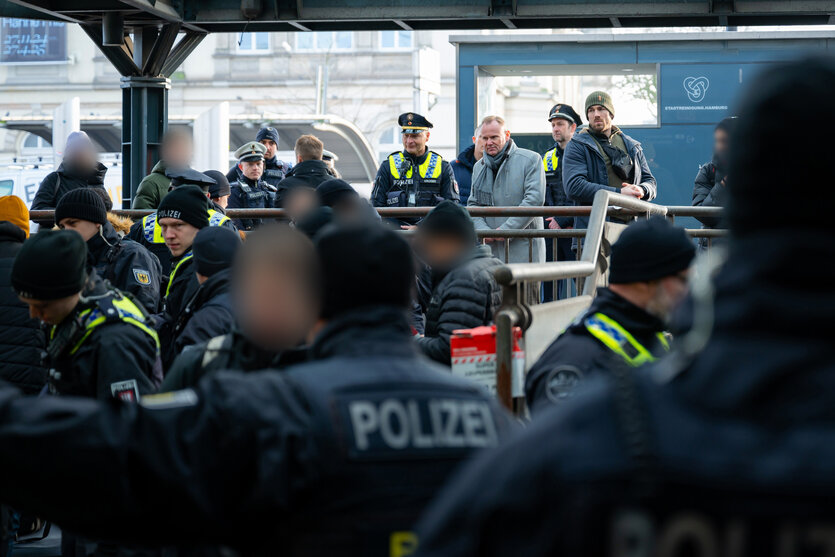 Hamburgs Innensenator Andy Grote begutachtet eine Großkontrolle am Hauptbahnhof.