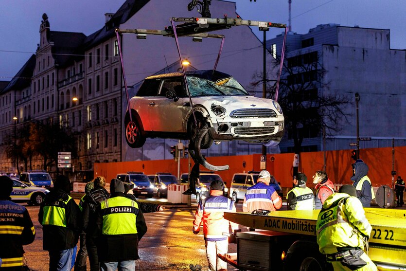 Ein Auto wird am Einsatzort auf einen Abschleppwagen gehoben