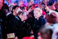 Tilda Swinton, Schauspielerin, lässt sich am Eröffnungsabend der Berlinale auf dem Roten Teppich mit Fans fotografieren