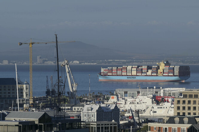 Der Hafen von Kapstadt in Südafrika und ein auslaufendes Containerschiff