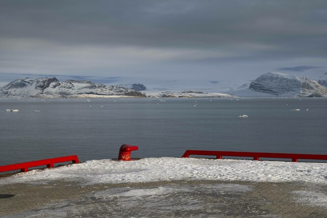 Roter Poller und Hafenbegrenzung, Hafengelände, Kongsfjord auf Spitzbergen