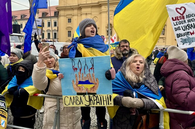 Pro-Ukraine-Demonstrant:innen