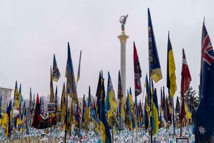 Ganz viele schlaff herabhängende Fahnen auf dem Majdan in Kyjiw