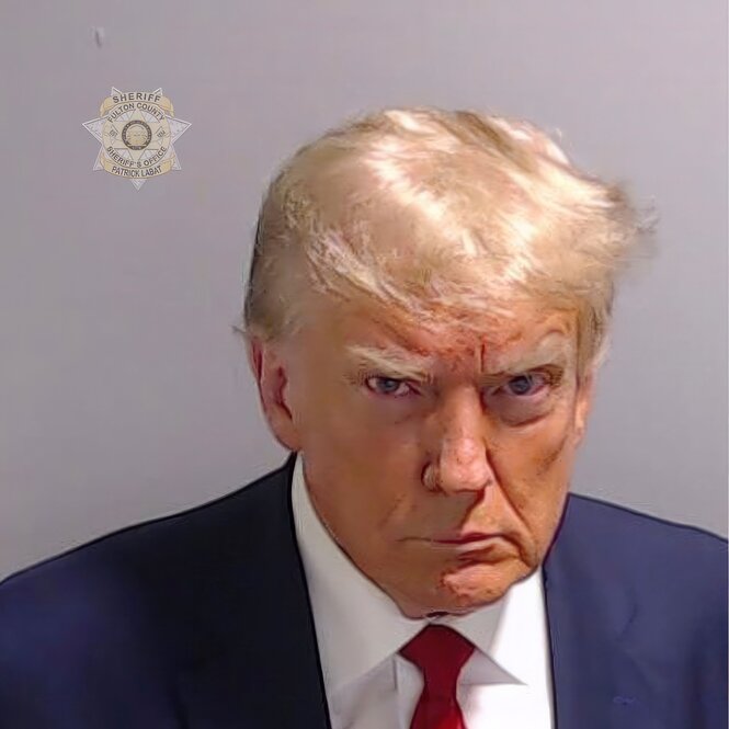 Das Polizeifoto, auf dem Trump so grimmig schaut