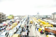 Verkehrschaos auf den Straßen in Lagos - das Foto ist unscharf - verwischt - es dominieren die gelben Taxen auf dem Foto