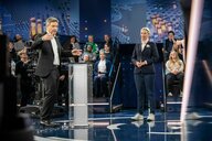 Sendung „Klartext“, Im Studio ein sprechender Robert Habeck, Alice Weidel in Turnschuhen hört zu und das Publikum auch