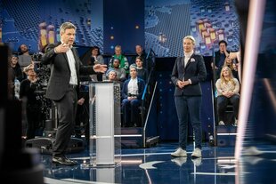 Sendung „Klartext“, Im Studio ein sprechender Robert Habeck, Alice Weidel in Turnschuhen hört zu und das Publikum auch