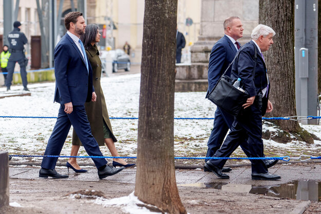 J.D. Vance, seine Frau Usha und andere Teilnehmer im winterlichen München