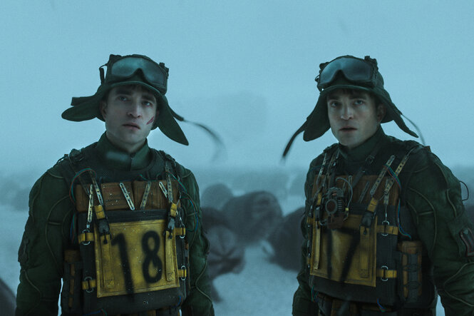 Robert Pattinson doppelt im Schnee und in Steampunk-artiger Kleidung