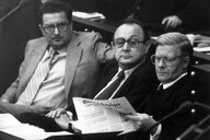 Gerhart Baum sitzt neben Hans-Dietrich Genscher und Helmut Schmidt (Archivbild)