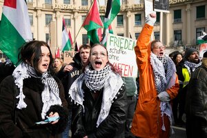 Menschen protestieren mit Palästina-Fahnen und Pali-Tüchern