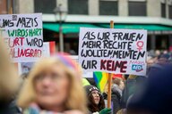 Demoschilder von Menschen getragen, auf einem steht: Als Frauen mehr Rechte wollten, meinten sie keine AfD