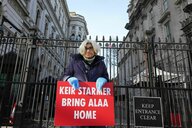 Laila Soueif, die Mutter des Inhaftierten, steht mit einem Schild, das seine Freilassung fordert, vor der Downing Street in London